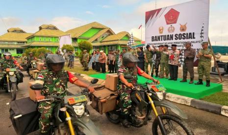 TNI Salurkan 1.800 Paket Bansos untuk Masyarakat Perbatasan RI-Malaysia di Malinau