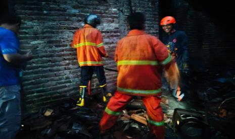 TNI-Damkar Trenggalek Berhasil Padamkan Kebakaran Rumah Warga di Panggul