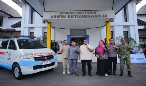 Ajaib Group Hibahkan Ambulans dan Beasiswa untuk Universitas Kuningan