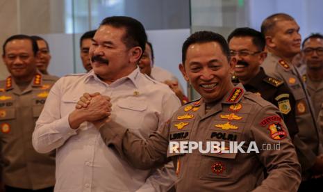 Bantah Spekulasi Mantan Menko Polhukam Mahfud MD, Kapolri dan Jaksa Agung Tersenyum Bareng