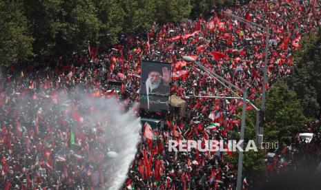 Lautan Pelayat Antar Ayatollah Ali Khamenei ke Peristirahatan Terakhir