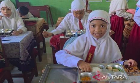 SDN Semangat Dalam 5 Batola Sambut Antusias Penyaluran Perdana Makan Bergizi Gratis