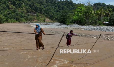 Bertaruh Nyali di Jembatan Tali Baja, Perjuangan Siswa dan Guru Aceh Barat Menuju Sekolah