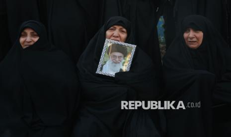 Hadiri Pemakaman, Delegasi Saudi Beri Penghormatan Terakhir ke Khamenei