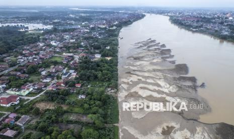 Kemarau Ubah Wajah Sungai Batanghari, Hamparan Pasir Membentang di Tepian Sungai