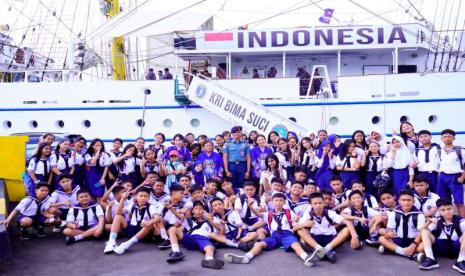KRI Bima Suci Gelar Open Ship, Tumbuhkan Jiwa Bahari Siswa SMP Hang Tuah Manado