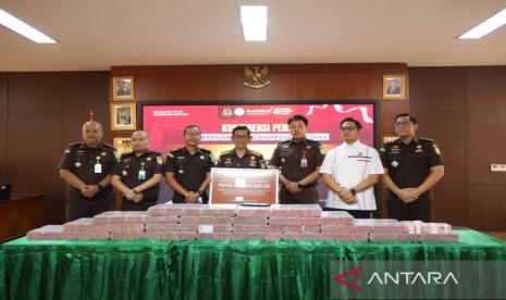 Kejari Tangsel Setor Rp14,2 Miliar Hasil Sitaan Kasus Pinjol Ilegal ke Kas Negara
