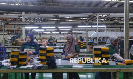 Ekonom: Vietnam Naik Kelas, PMI Indonesia Turun ke Zona Bahaya