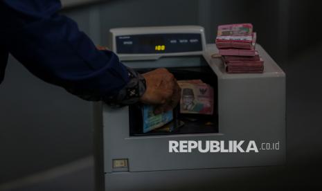 Rilis Data Dunia Usaha Positif, Rupiah Ditutup Menguat ke Rp 17.921 per Dolar AS