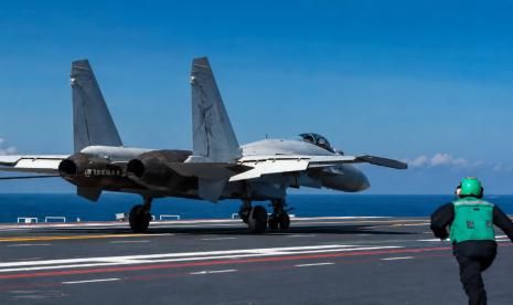 Pertama Kali Terlihat, Jet Tempur China Lepas Landas dengan Empat Rudal Antikapal