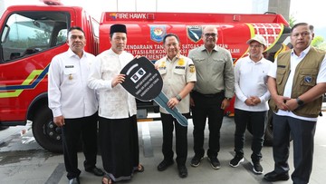 Tito Serahkan Kendaraan Tangki Air Multifungsi pada Pemkab Aceh Tengah