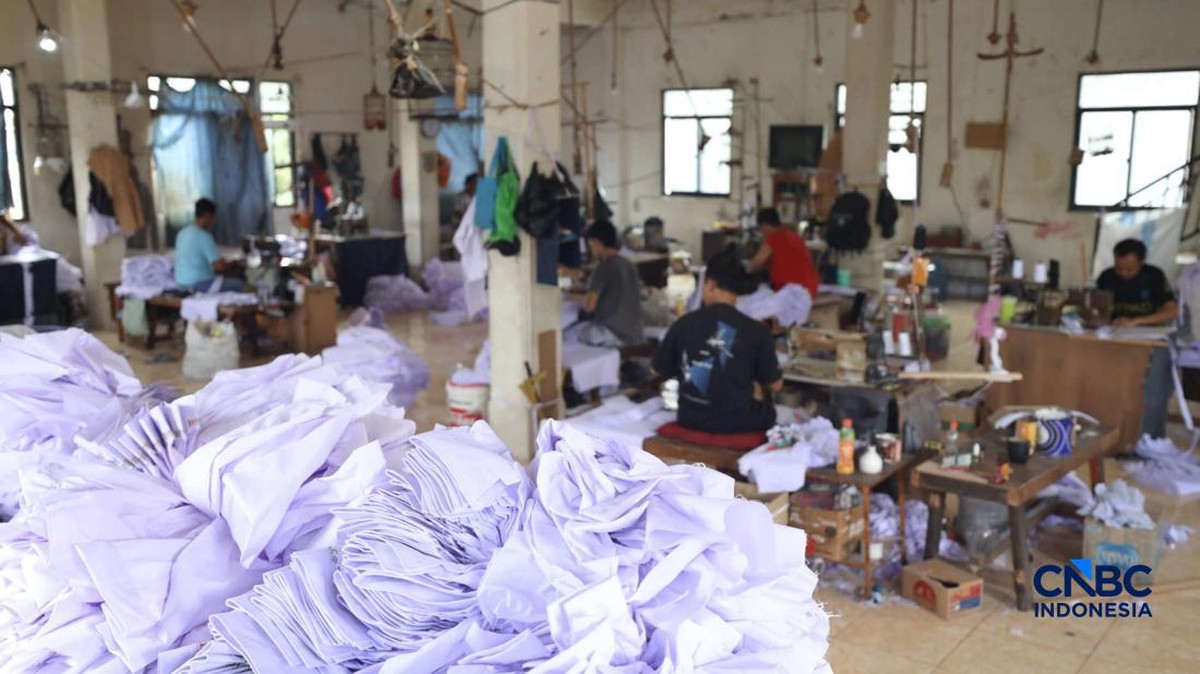Suasana Kesibukan di Konveksi: Seragam Sekolah Numpuk-Banjir Orderan