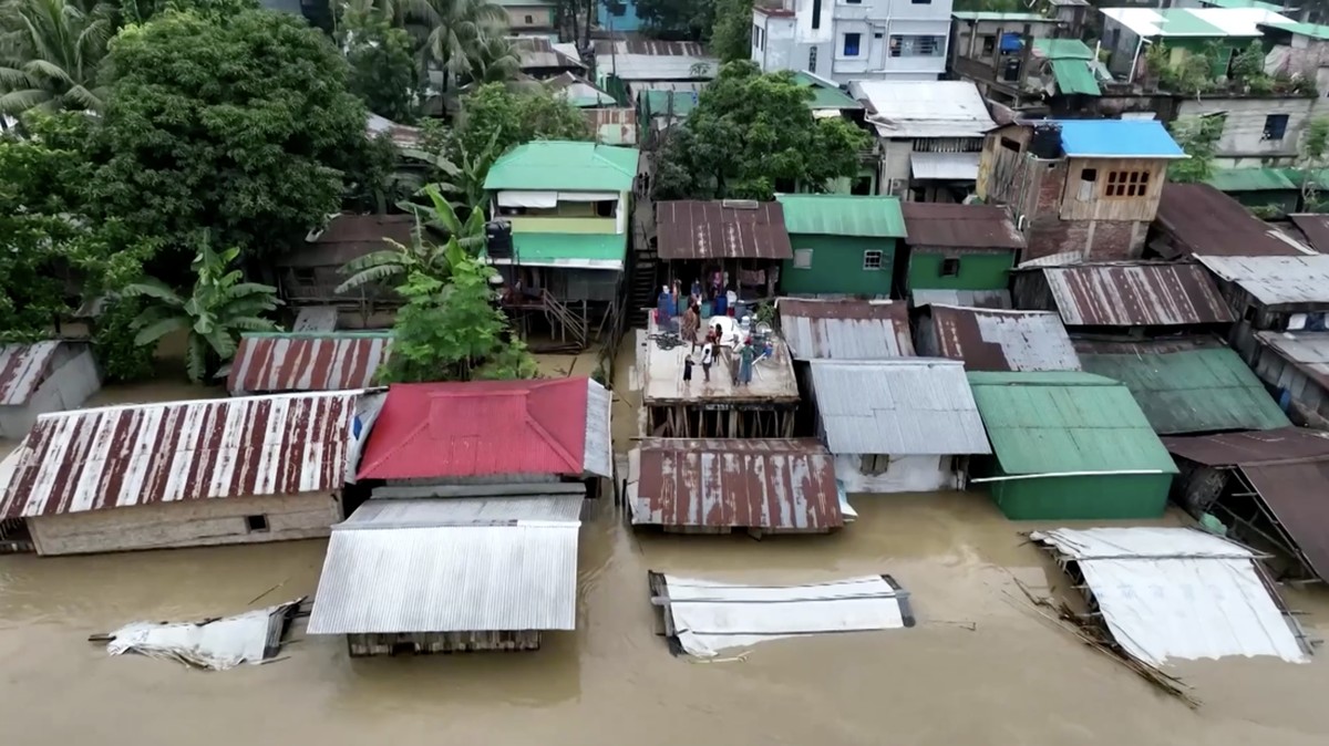 Rumah Tinggal Atap, Potret Banjir Ubah Kota Jadi Sungai dalam Semalam