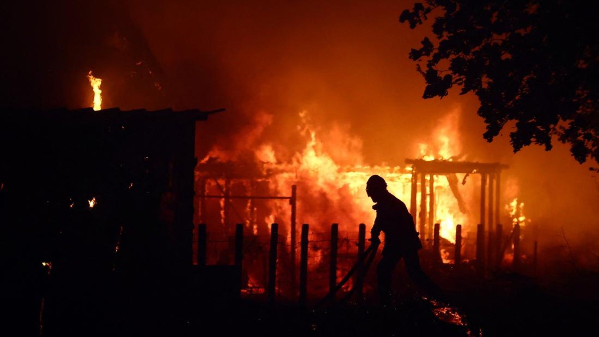 Potret “Neraka” di Eropa, Api Menggila-Warga Dievakuasi