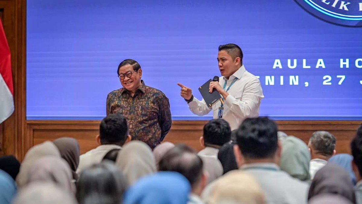 Pagi-Pagi Pramono Anung Merapat ke Kantor Setkab, Temui Seskab Teddy