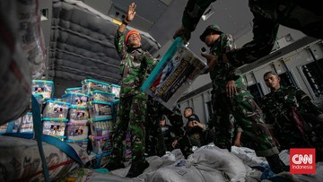 FOTO: Bantuan Korban Gempa NTT Tiba di Labuan Bajo