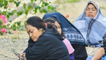 FOTO: Kepanikan Warga NTT Dihantui Ribuan Gempa Susulan