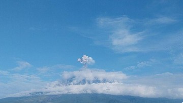 Semeru Erupsi 8 Kali Selama Enam Jam Hari Ini, Tinggi Capai 1,2 Km