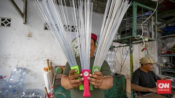 FOTO: Menyulap Limbah Botol Plastik Jadi Cuan Warga di Ibu Kota