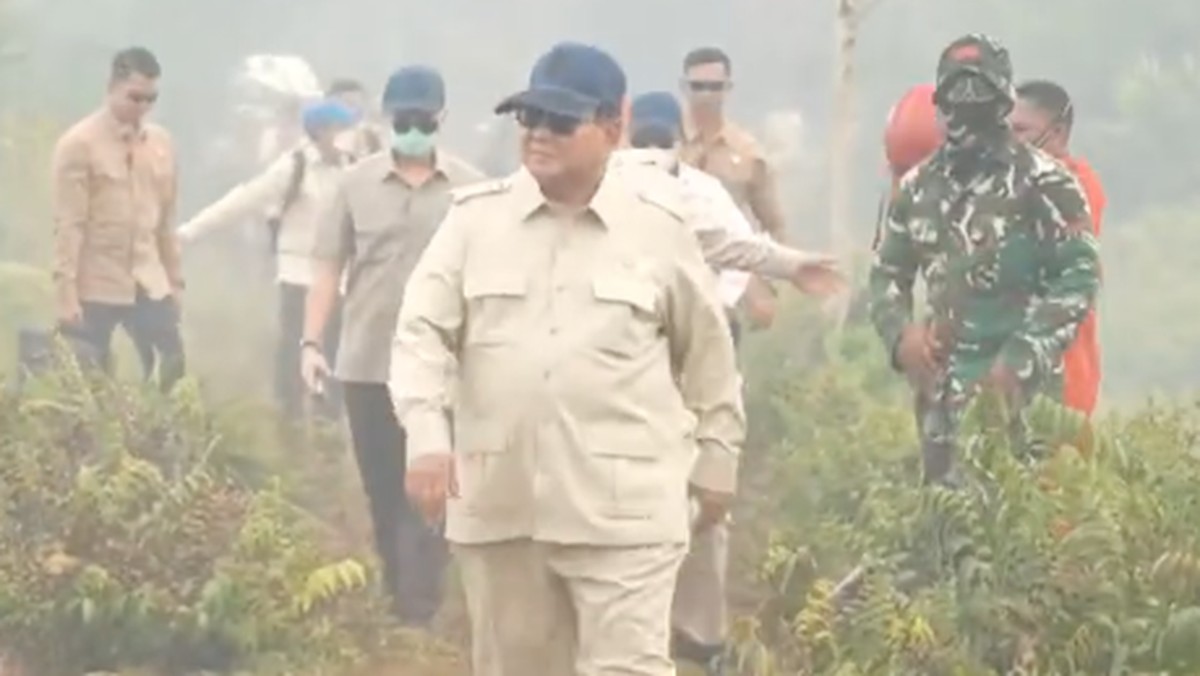 Tanpa Masker, Prabowo Tinjau Kebakaran Hutan Kalimantan