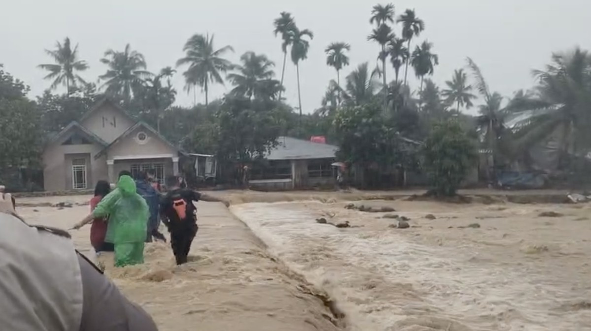 Hujan Bawa Ari Bah! Potret Padang-Tapanuli Tengah Saat Banjir Bandang
