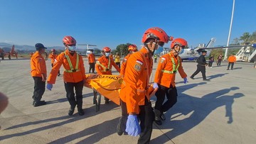 Tim SAR Evakuasi Relawan Gempa NTT yang Gugur saat Bawa Bantuan