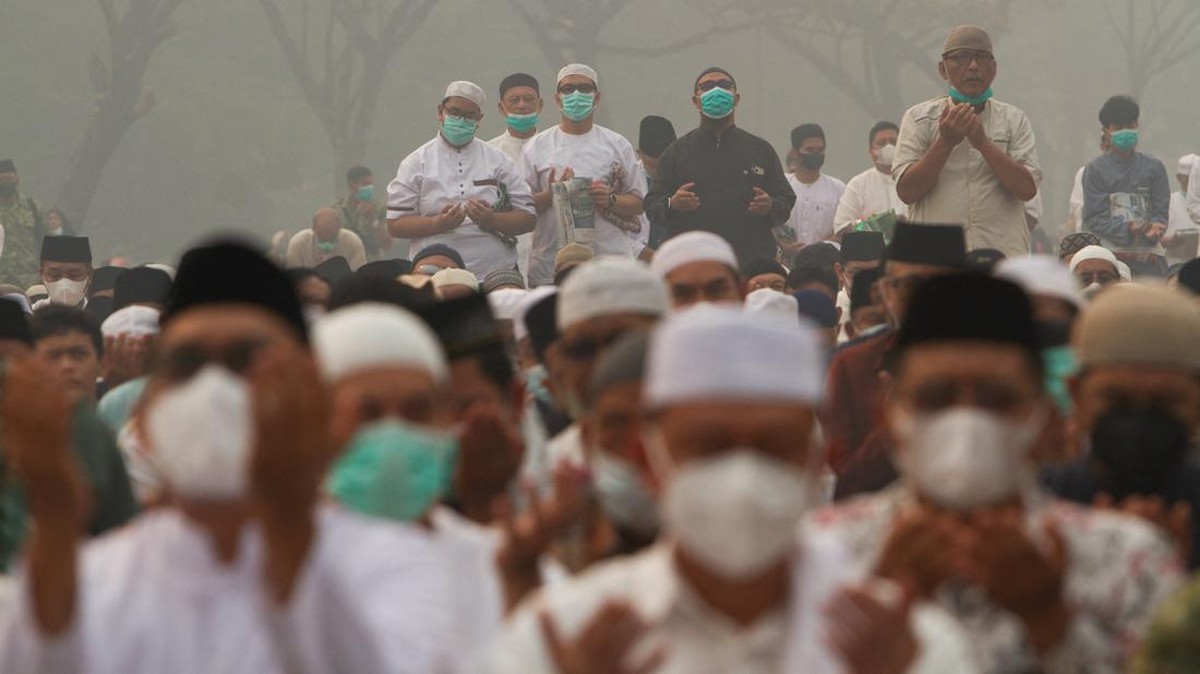 Minta Hujan! Potret Ribuan Warga Kalbar Salat, Dikepung Asap Karhutla