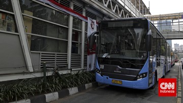 5 Rute Transjakarta Dialihkan Imbas Truk Tabrak Separator di Gatsu