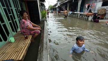 FOTO: Banjir Rendam Sejumlah Titik di Kota Medan