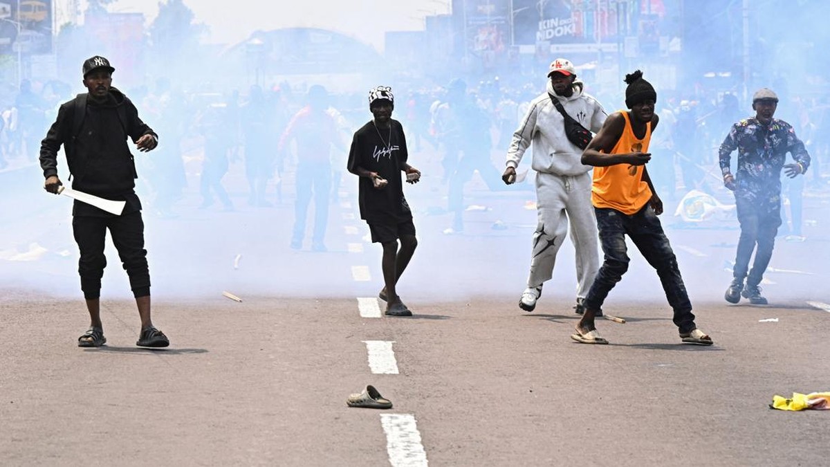 Chaos Presiden Mau Menjabat 3 Periode, Warga Demo Besar-besaran