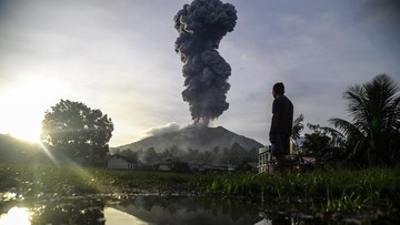 Gunung Ibu Halmahera dan Lewotolok NTT Erupsi Berkali-kali Hari Ini