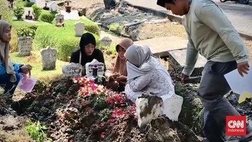 Isak Tangis Iringi Pemakaman Korban Kapal Virgo di Surabaya