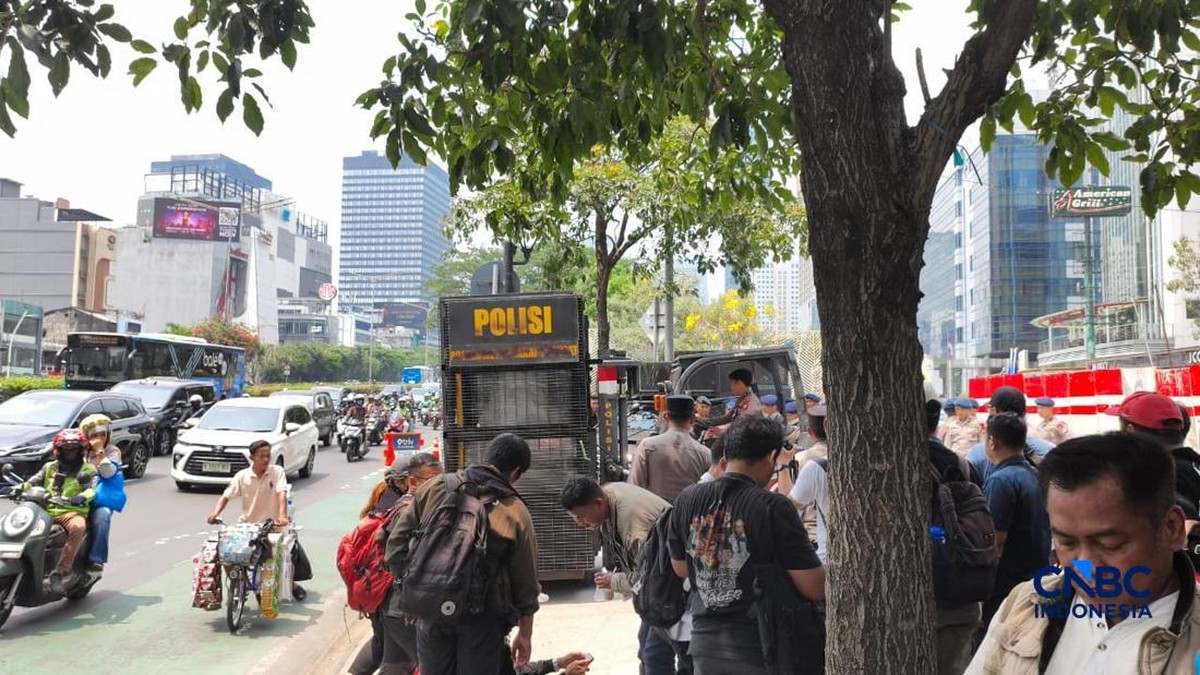 Lalin Padat-Polisi Berjaga di Sudirman-Thamrin Jelang Demo Besar Buruh