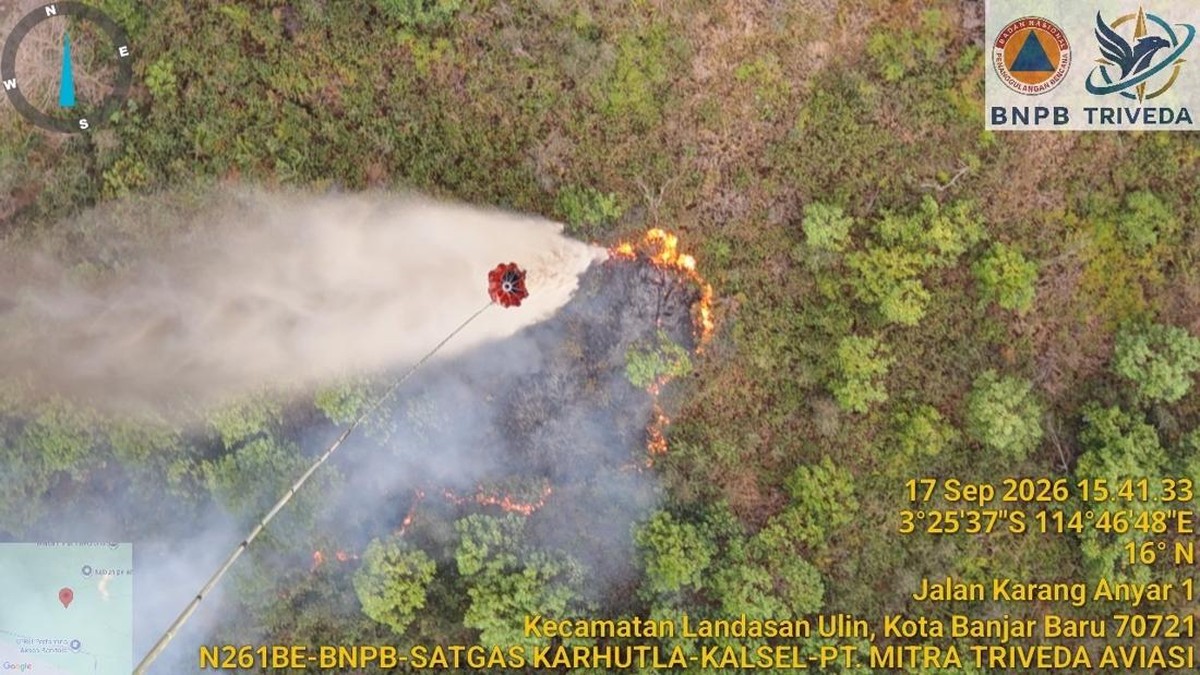 Detik-Detik Helikopter Jatuhkan Bom Air di Operasi Pemadaman Karhutla