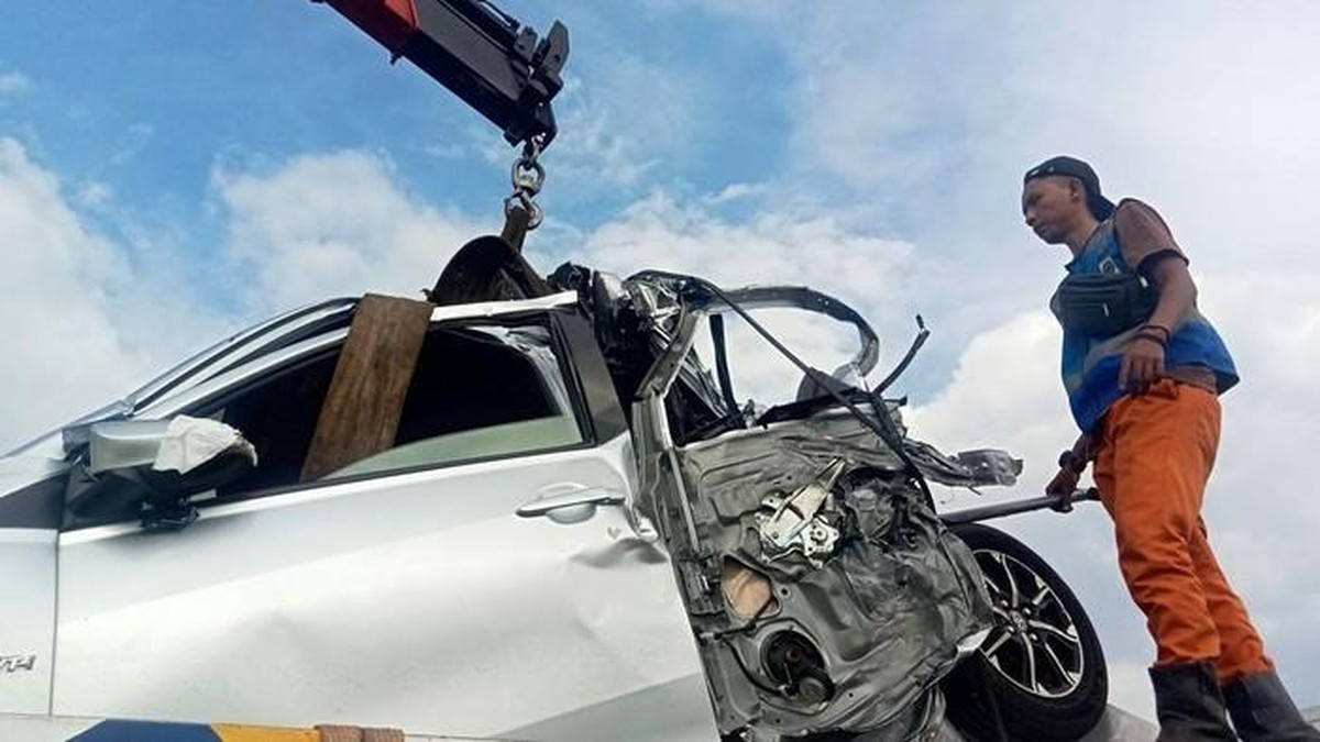 Tabrakan Maut Truk Lawan Arah di Tol, Ibu-Anak Tewas di Tempat