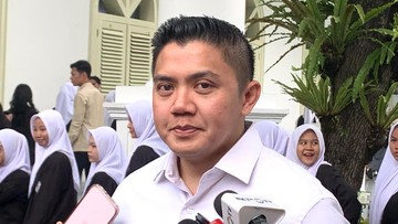 Seskab Teddy: 64 Pesawat dan 54.394 Personel Dikerahkan Atasi Karhutla