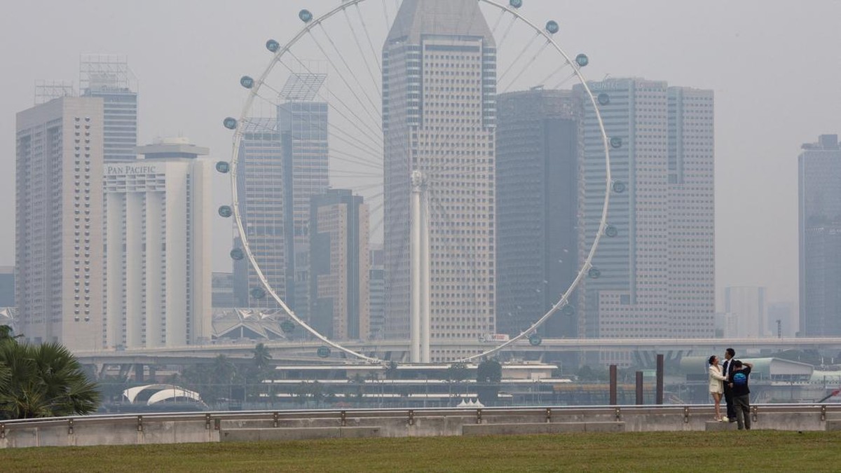 Penampakan Terkini Singapura Masih Penuh Kabut Asap dari Karhutla RI