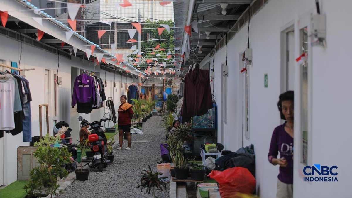 Warga Bantaran Rel Senen Tinggal di ‘Rumah Mewah’ Kado dari Prabowo