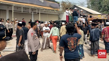 Ribuan Alumni Pesantren Geruduk Minimarket di Pamekasan hingga Rusak
