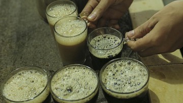 Ribuan Warga Pecahkan Rekor Minum ‘Kopi Terbalik’ di Meulaboh Aceh